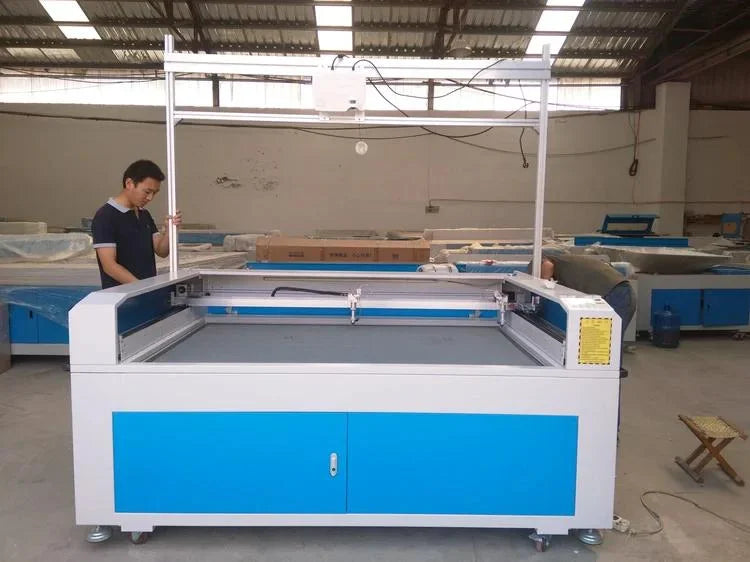 CNC Laser CO2 1610 con proyector para corte de patrones textiles