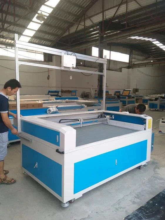 CNC Laser CO2 1610 con proyector para corte de patrones textiles