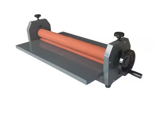 Laminador Manual en Frío disponible en tamaños de 650, 700, 750, 1000 y 1300 mm. Ideal para proteger impresiones y materiales gráficos con precisión y facilidad